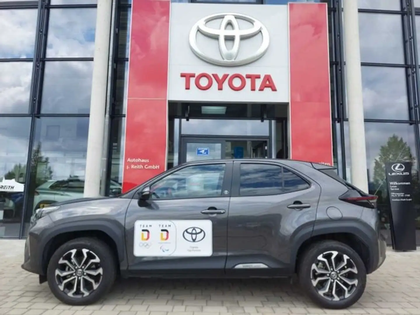 Toyota Yaris Cross Hybrid 1.5 VVT-i Team Deutschland To Navi LED ACC Gris - 2