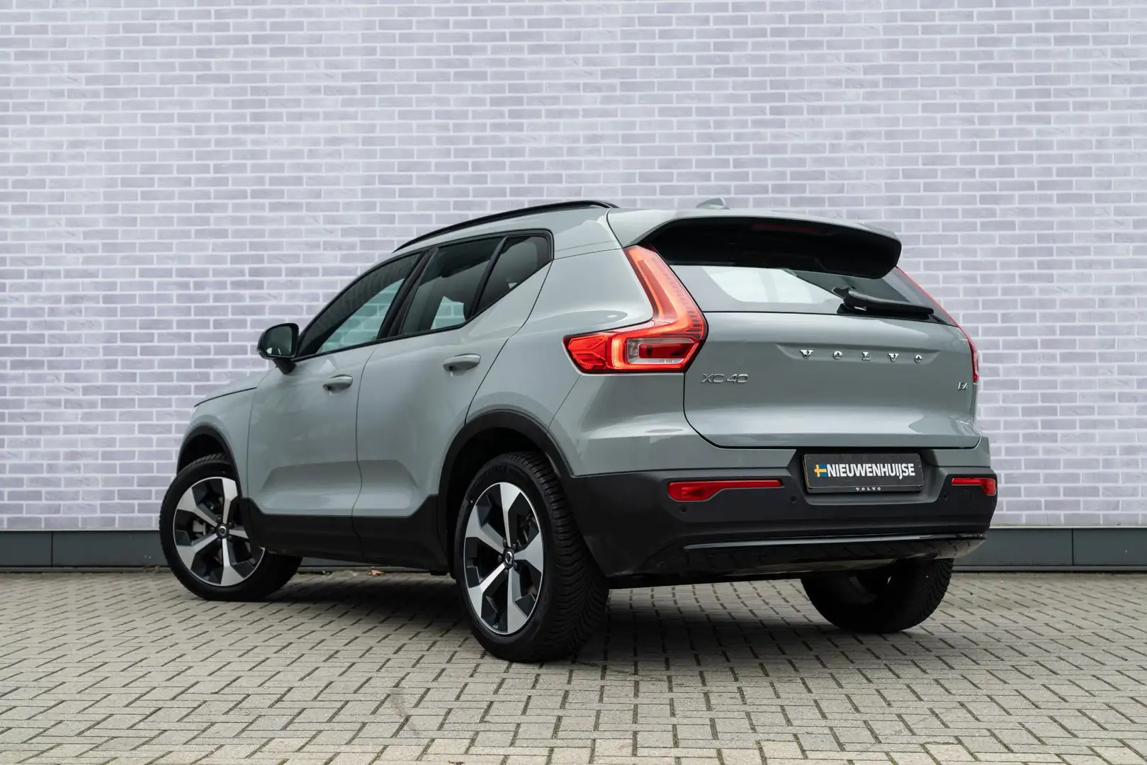 Volvo XC40 B4 Plus Dark Aut | Trekhaak 2000 kg | All-seasonba Grau - 2