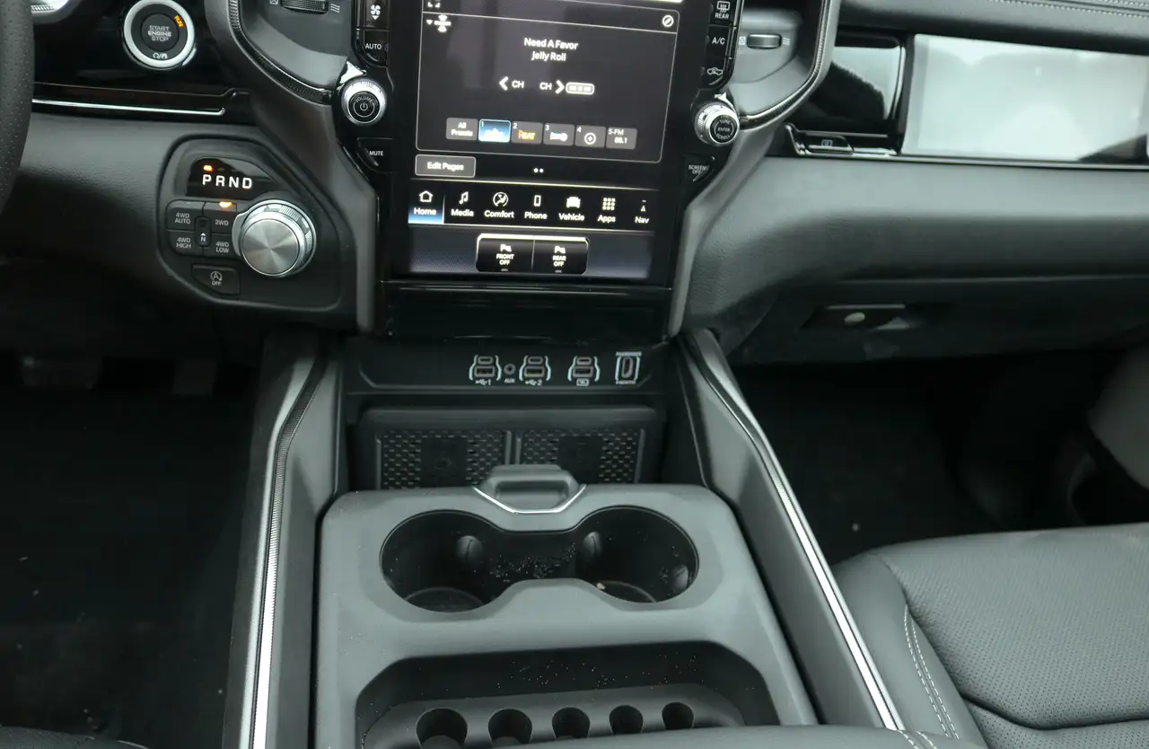 RAM 1500 снимка RAM 1500