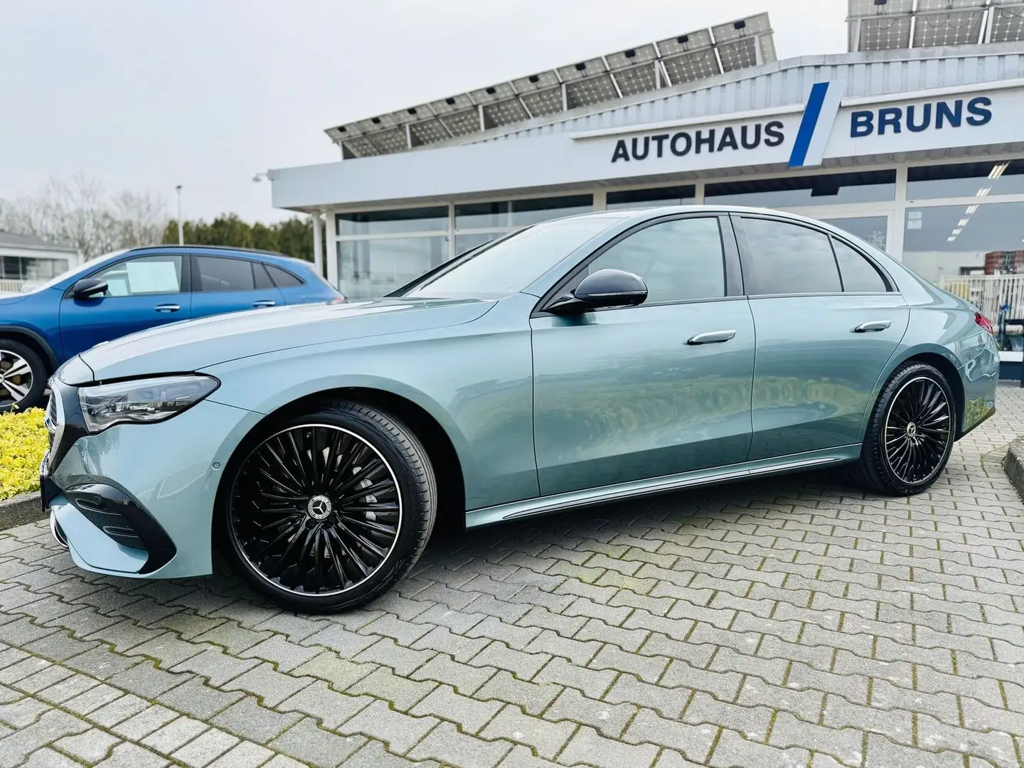Mercedes-Benz E 220 d AMG & NIGHT, AHK, 360°, Memory, Distr., Winter, Plateado - 2