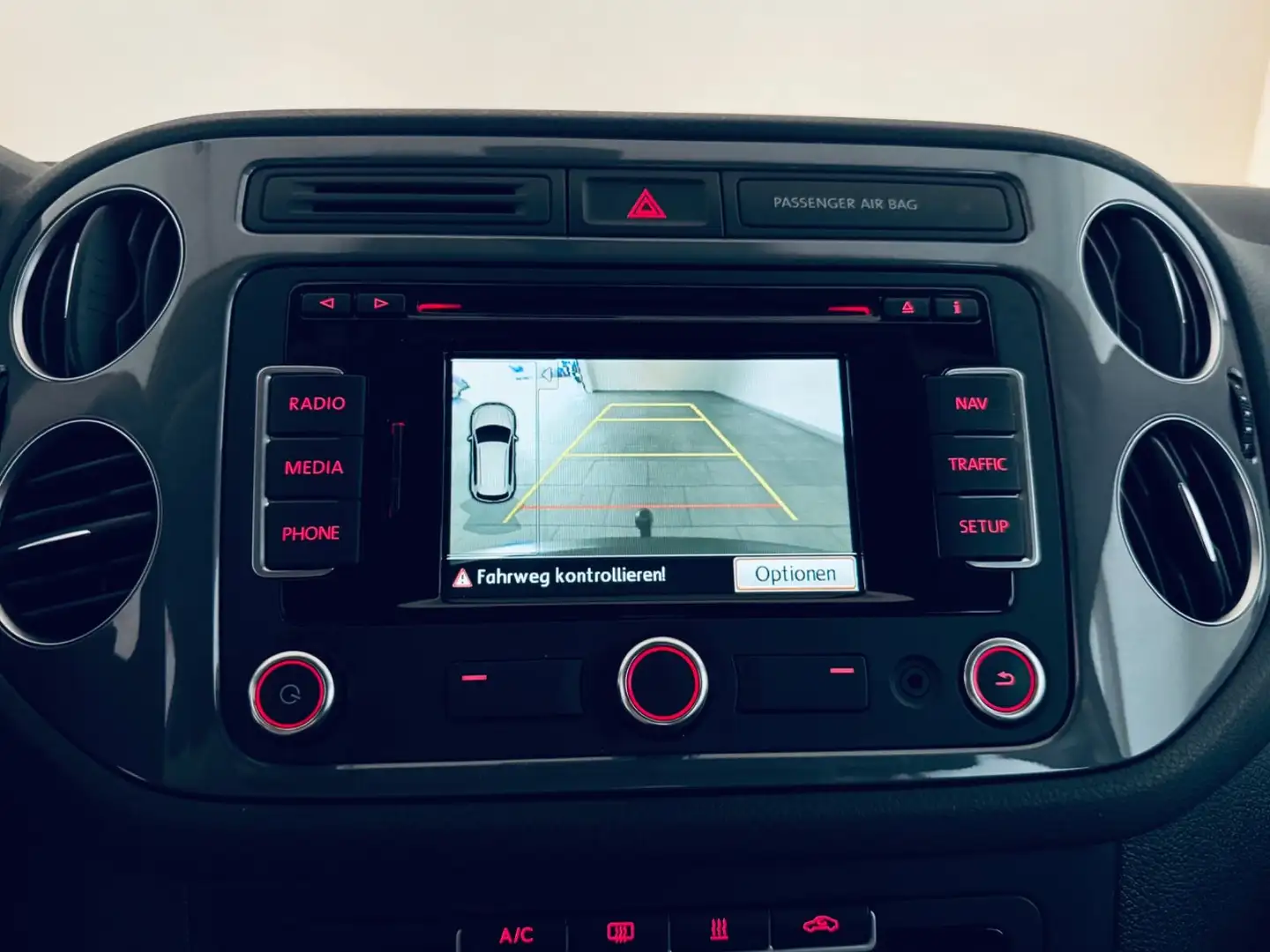 Volkswagen Tiguan Trend & Fun BMT * 1.H * NAVI * R-KAM *AHK Rot - 2