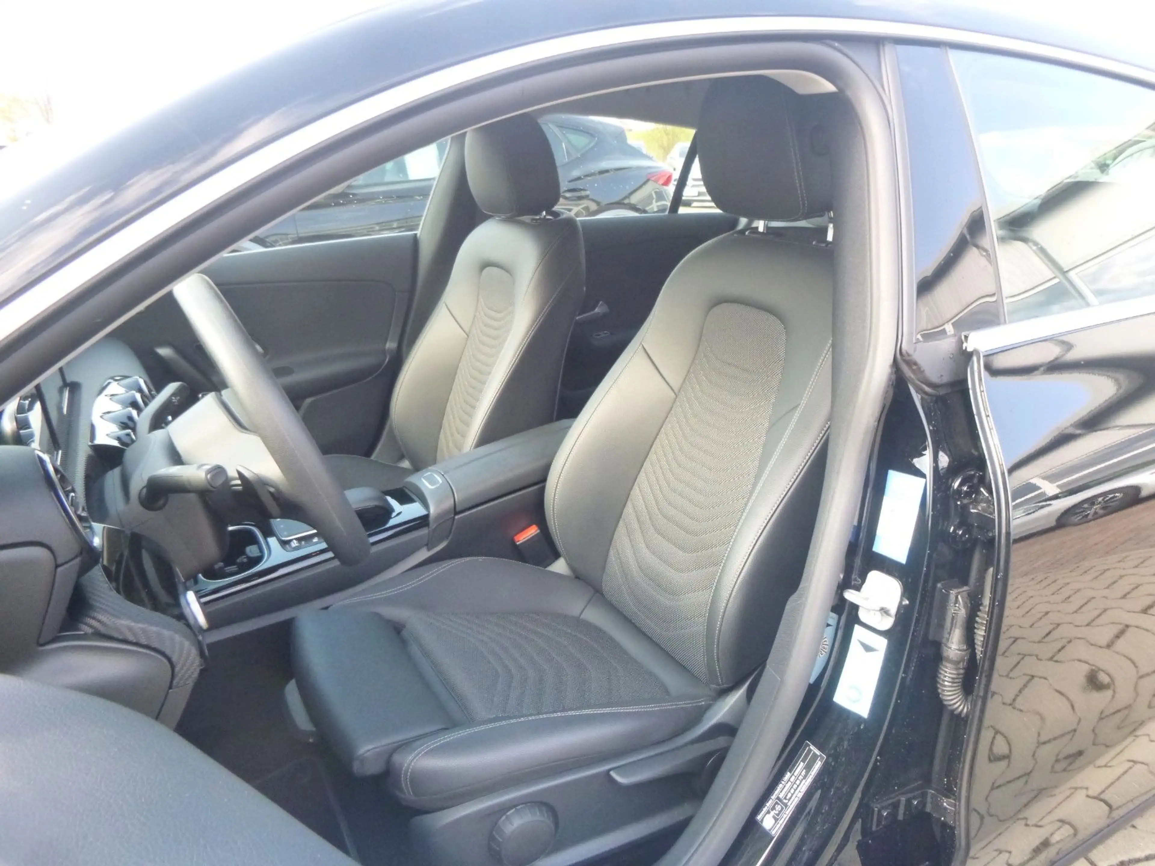 Mercedes-Benz CLA 180 AUT/NAV/SHZ — photo 9