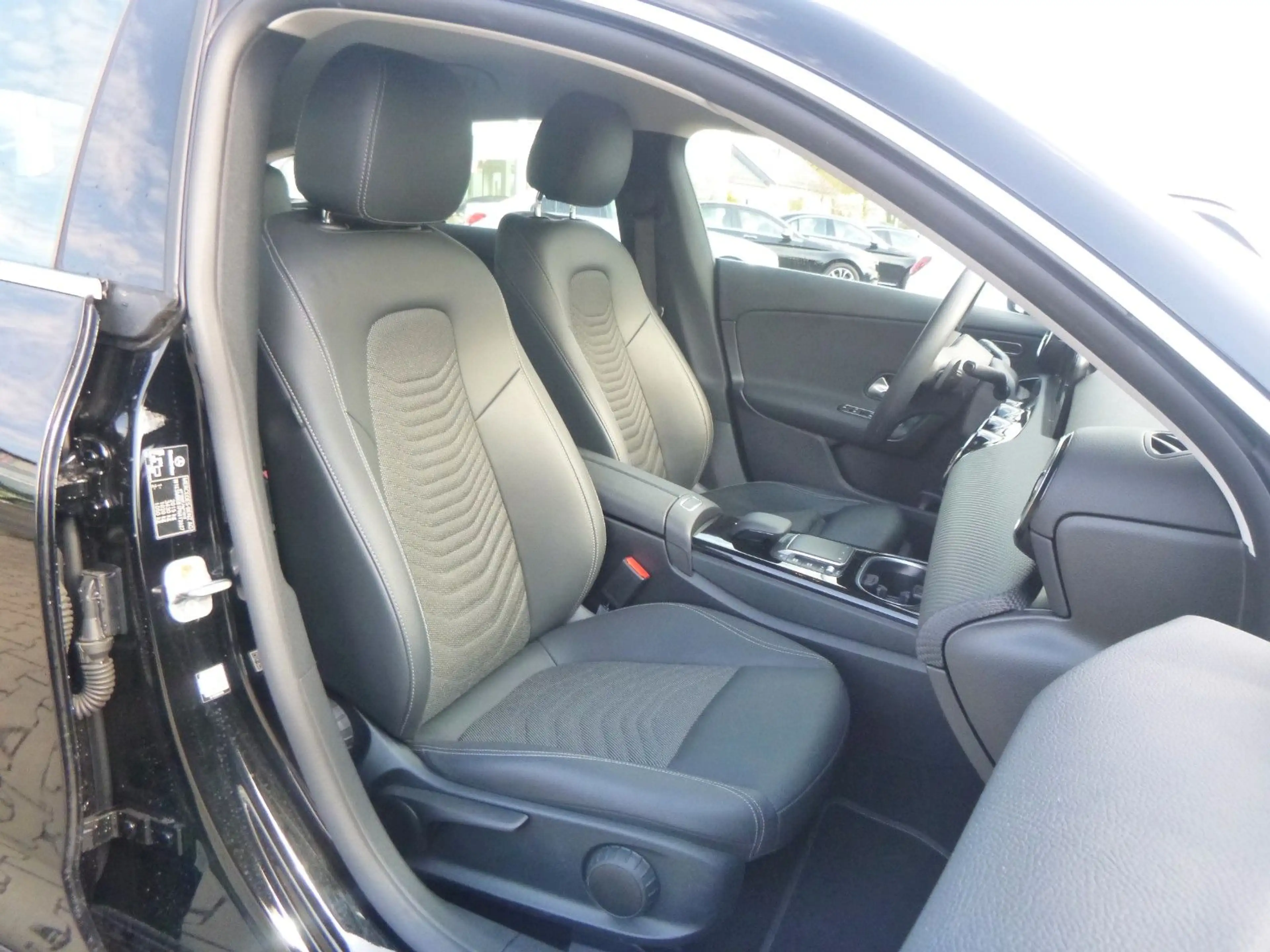 Mercedes-Benz CLA 180 AUT/NAV/SHZ — photo 12