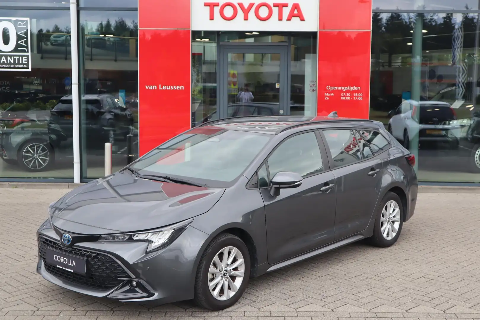 Toyota Corolla Touring Sports HYBRID 140 DYNAMIC APPLE/ANDROID NA Grijs - 1