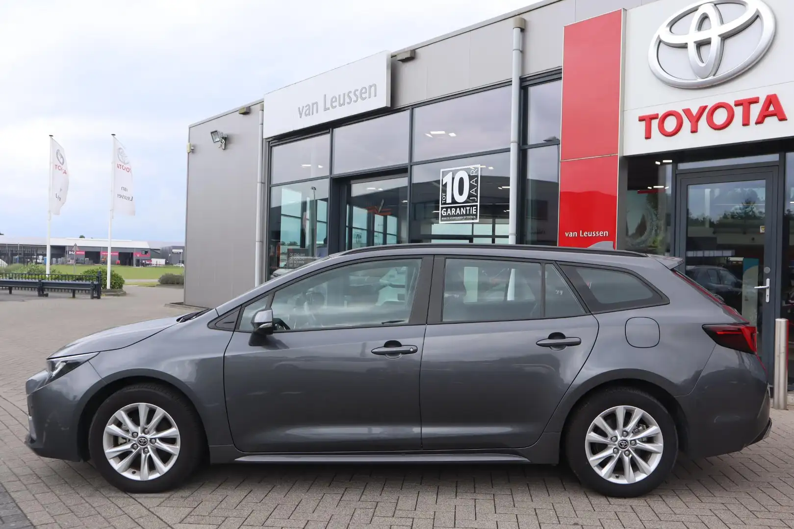 Toyota Corolla Touring Sports HYBRID 140 DYNAMIC APPLE/ANDROID NA Grijs - 2