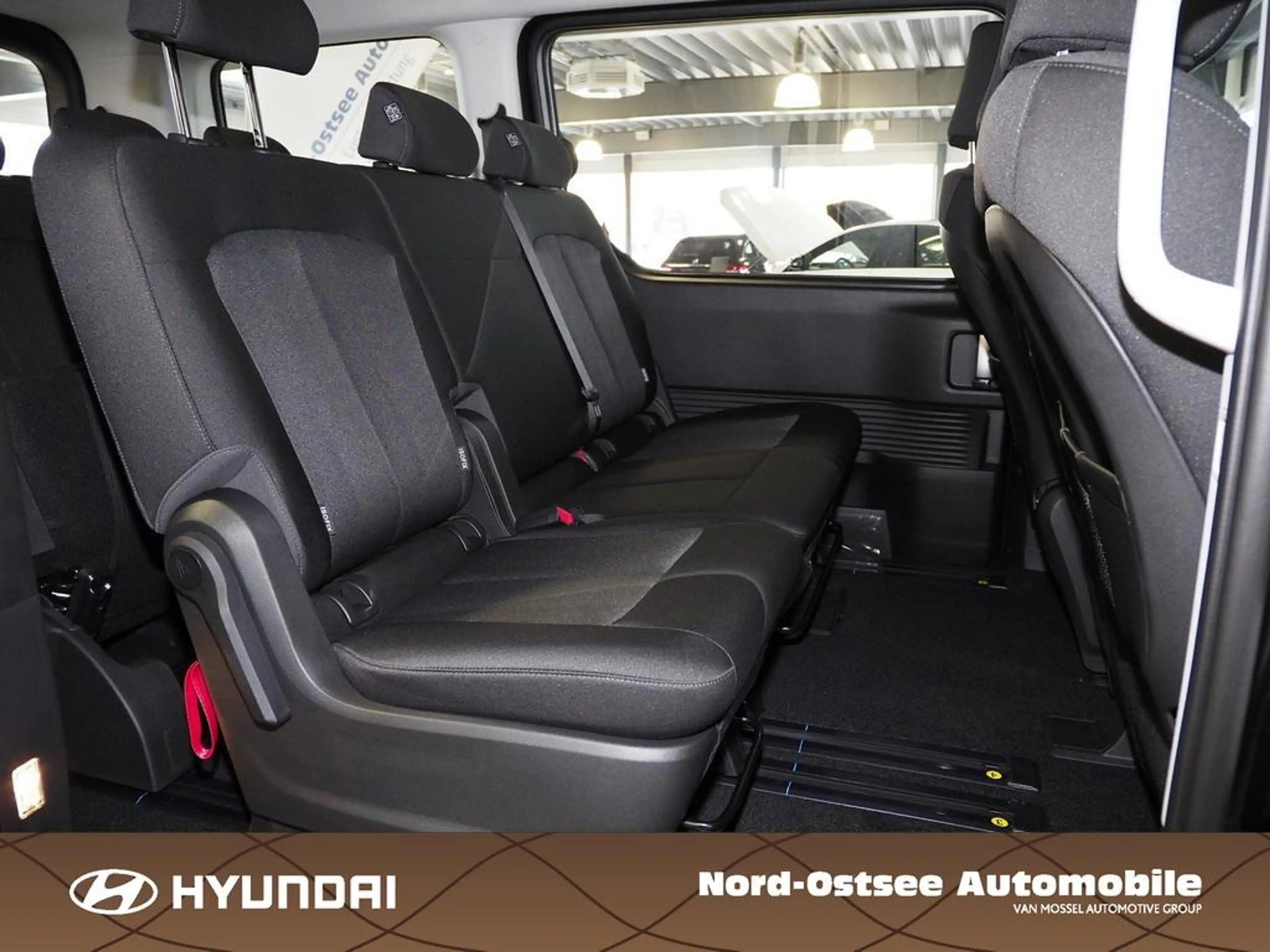 Hyundai STARIA HEV 9-Sitzer Trend Easy-Access PRIVACY — photo 12