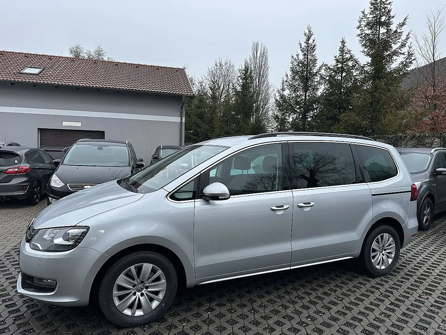 Volkswagen Sharan Business BMT SCR 2,0 TDI Grau - 2