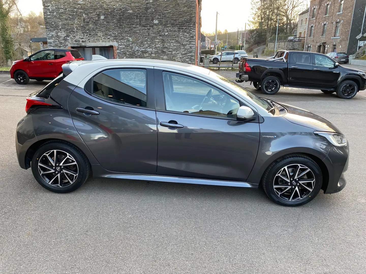 Toyota Yaris 1.5i VVT-i Hybrid E-CVT Iconic Grijs - 2