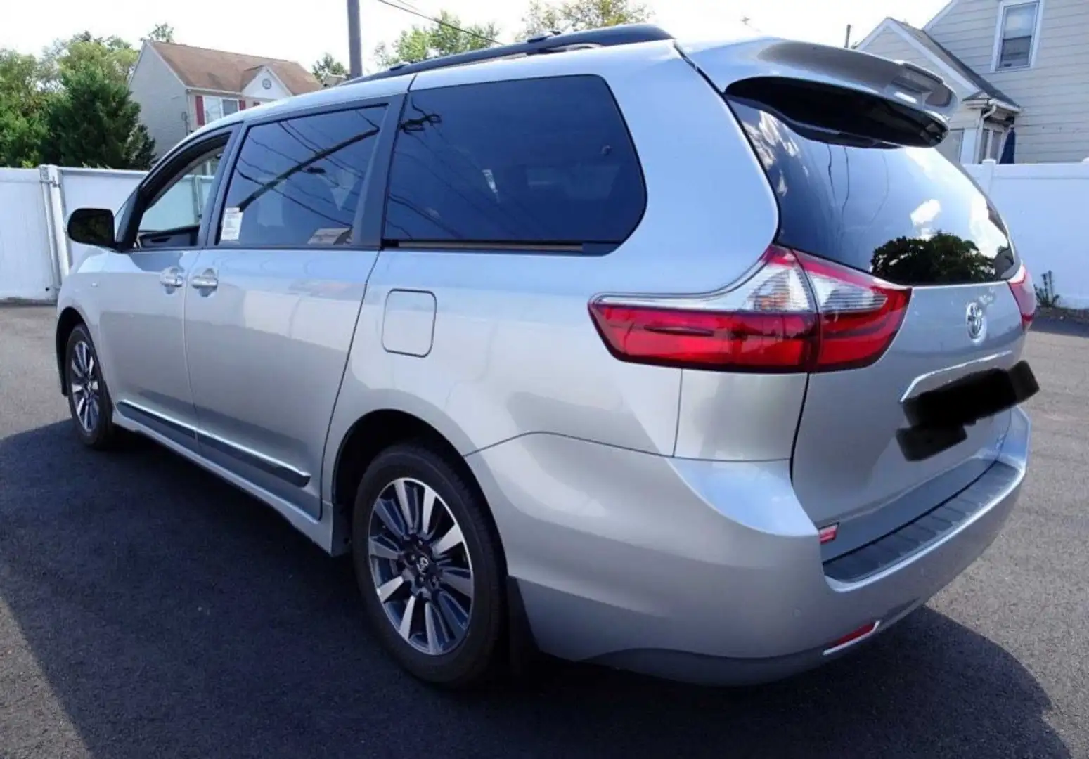 Toyota Sienna 4WD- 7 Sitzer Ezüst - 1