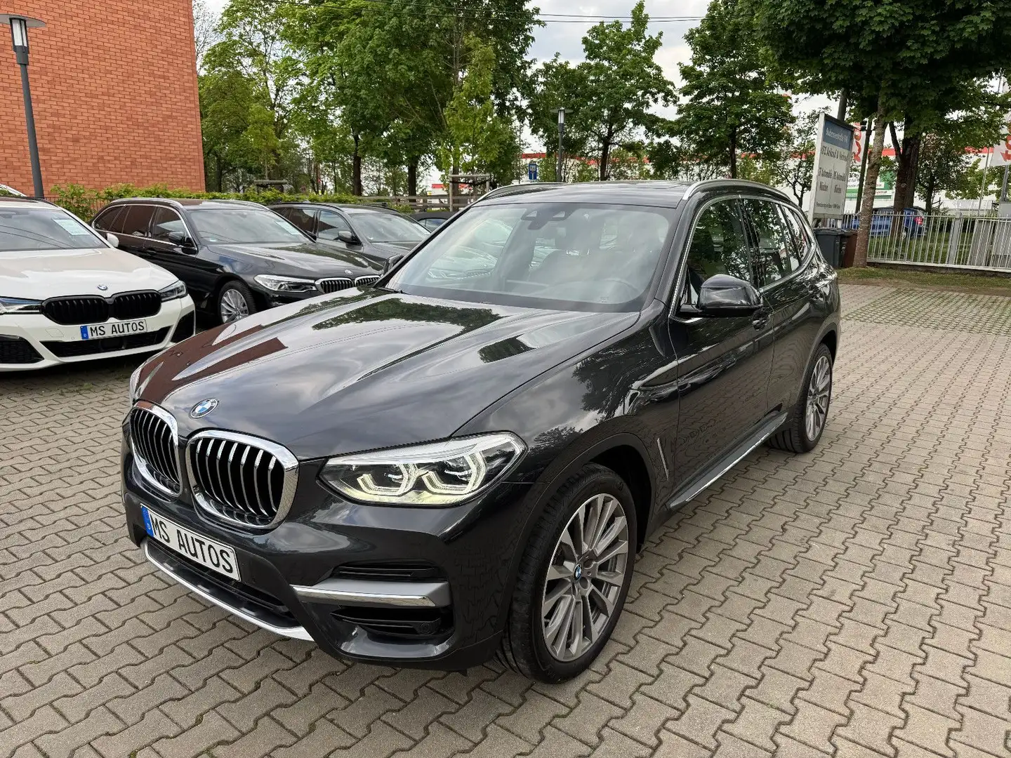 BMW X3 xDrive 20 d Luxury Line*Panorama*Head Up*AHK Grau - 1