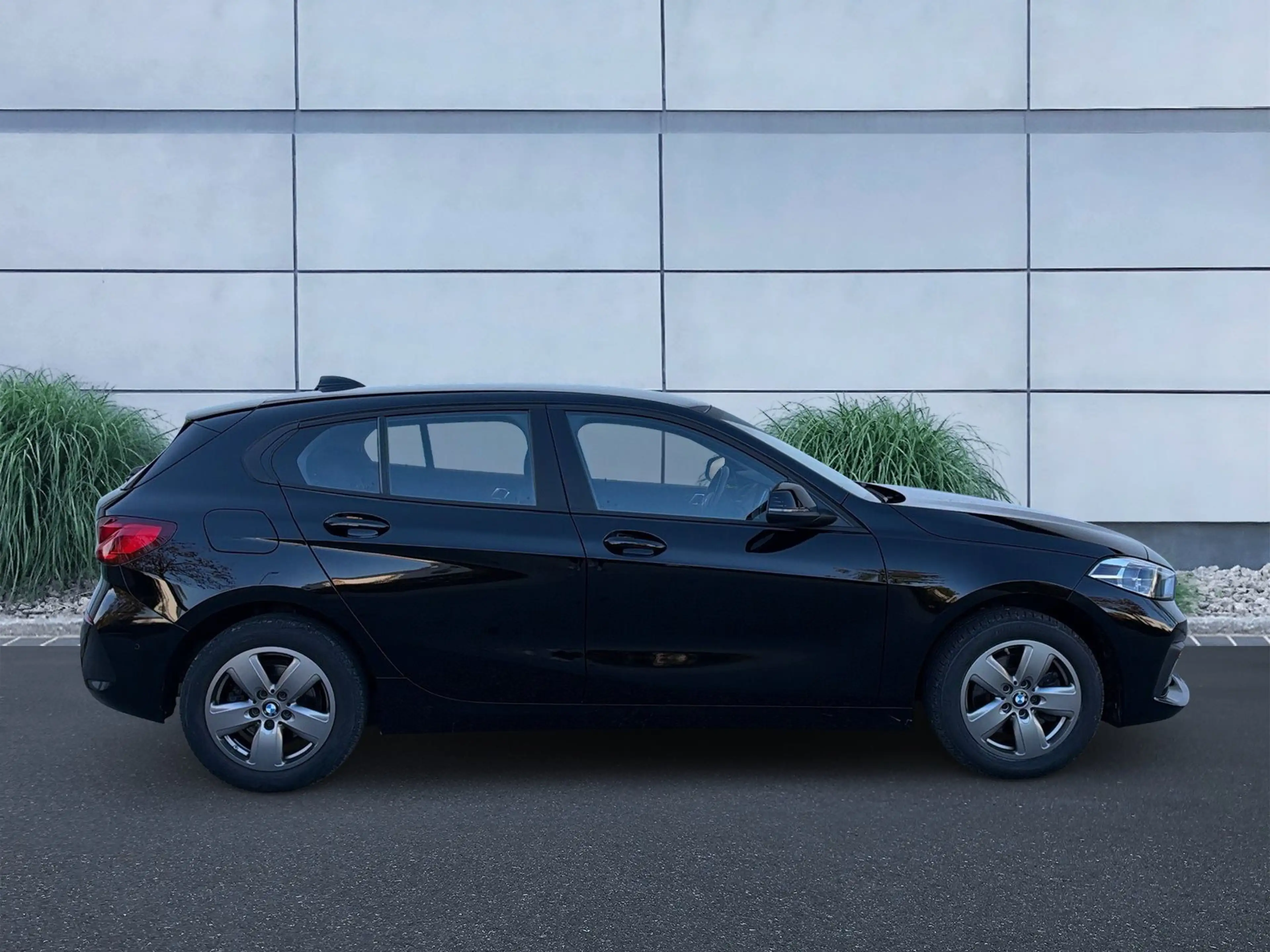 BMW 118 i Hatch — photo 2