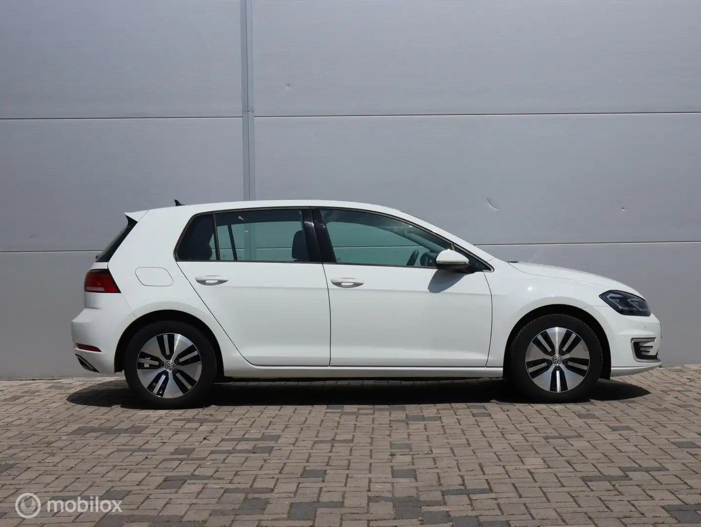 Volkswagen e-Golf Leer LED PDC CarPlay Clima Navi Bílá - 2