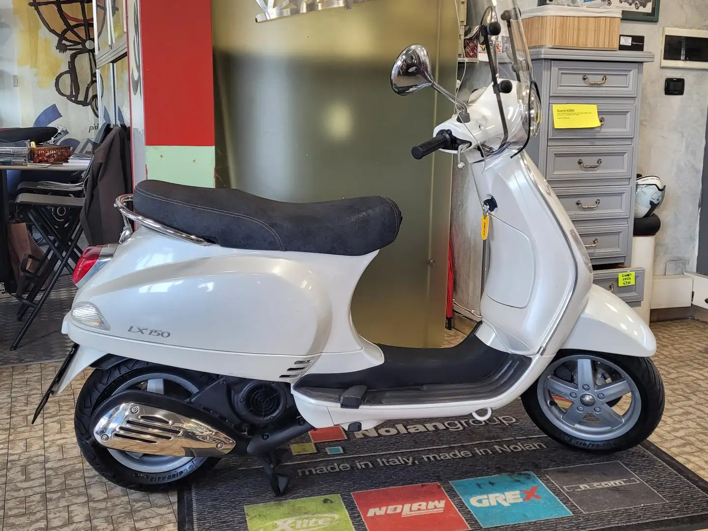 Vespa LX 150 Bianco - 1