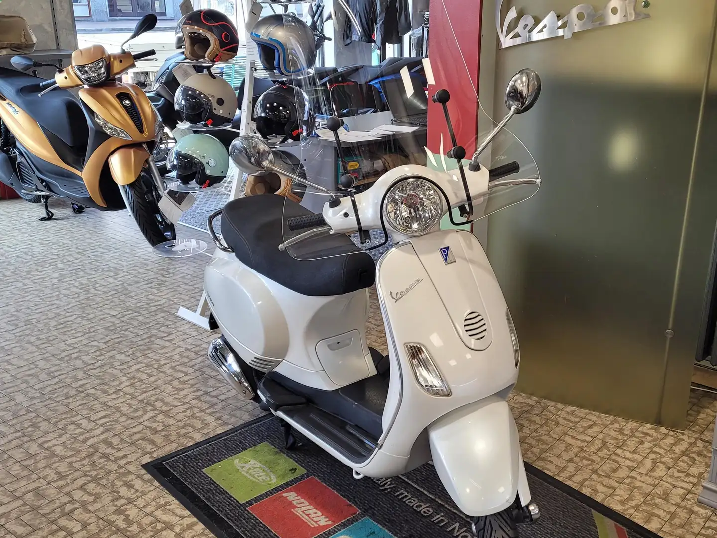 Vespa LX 150 Bianco - 2