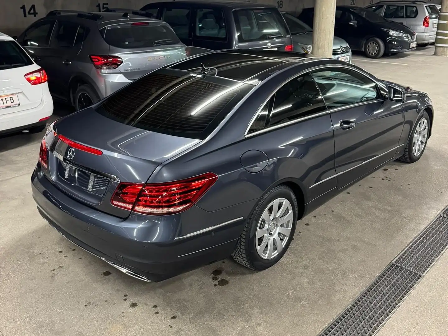 Mercedes-Benz E 220 E 220 BlueEfficiency CDI Aut. Grau - 2
