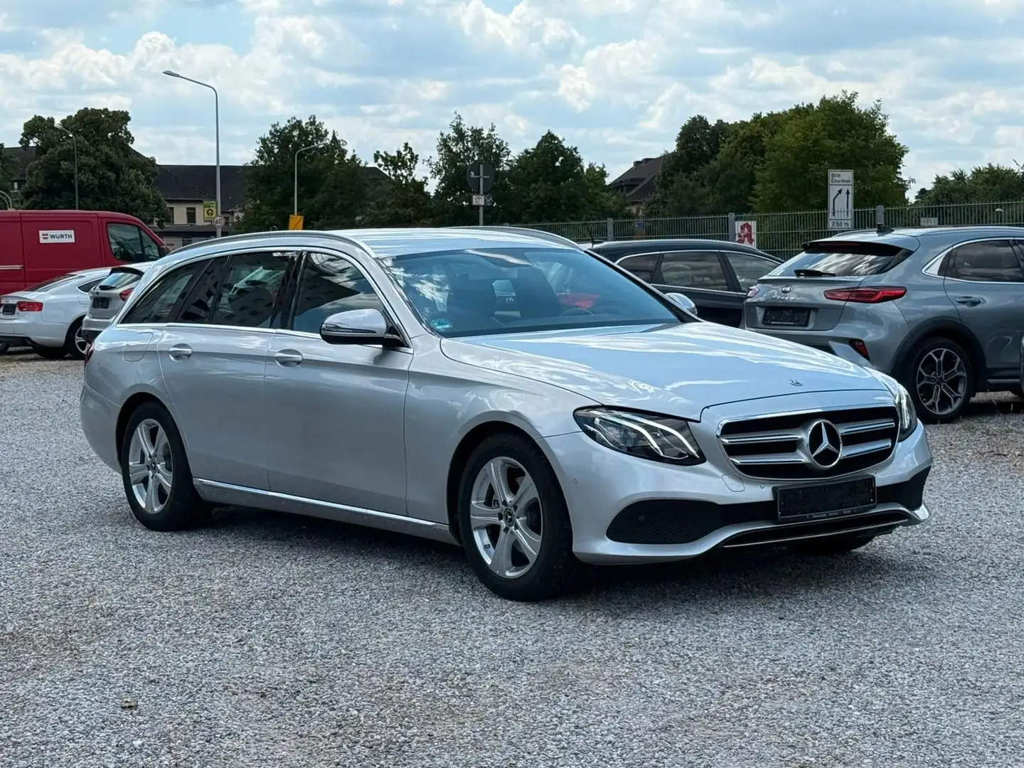 Mercedes-Benz E 220 d T-Modell -LED+NAVI+KAMERA+AHK+TMP+LM- Silber - 1
