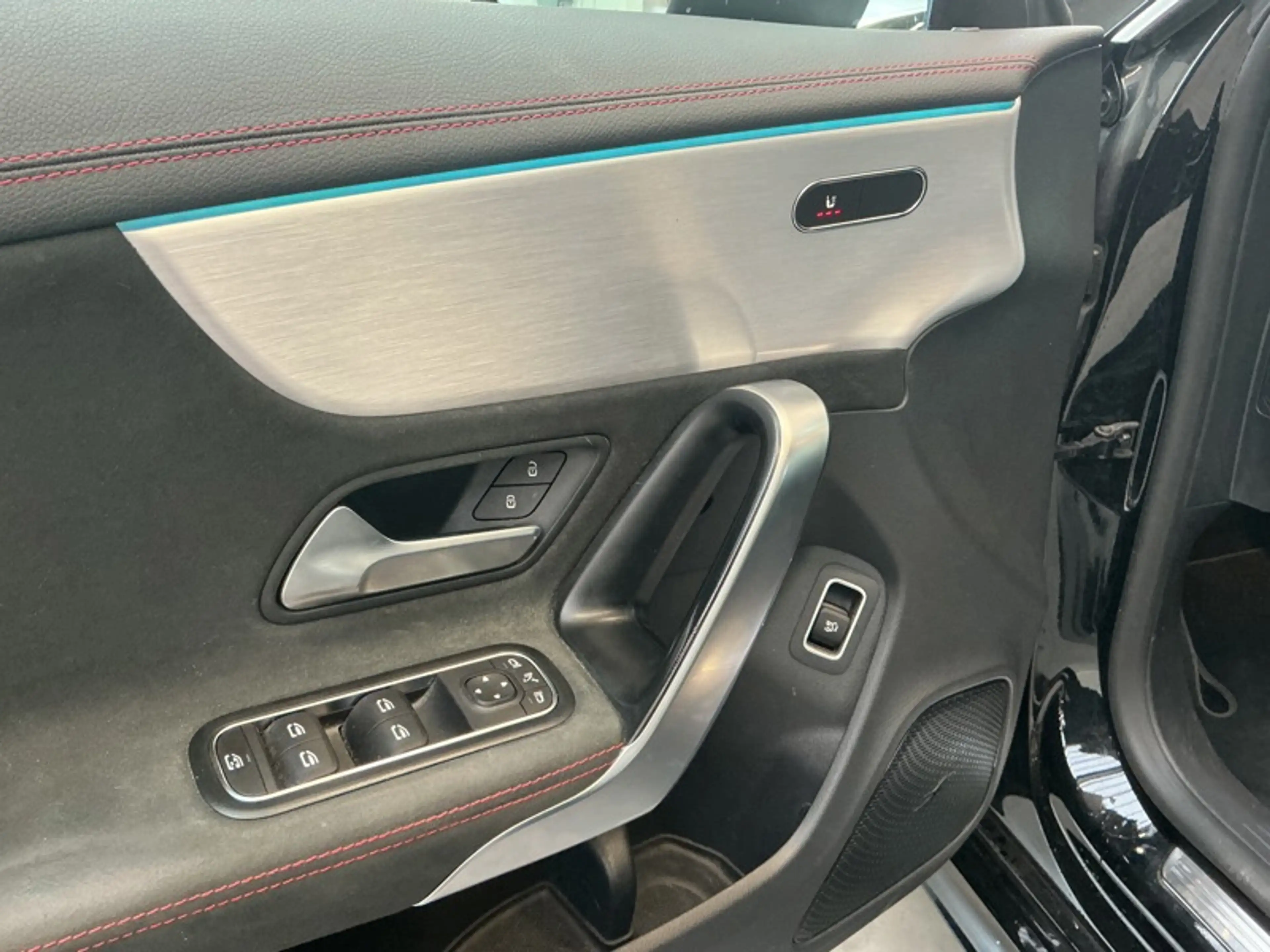 Mercedes-Benz CLA 180 Shooting Brake AMG Line — photo 12