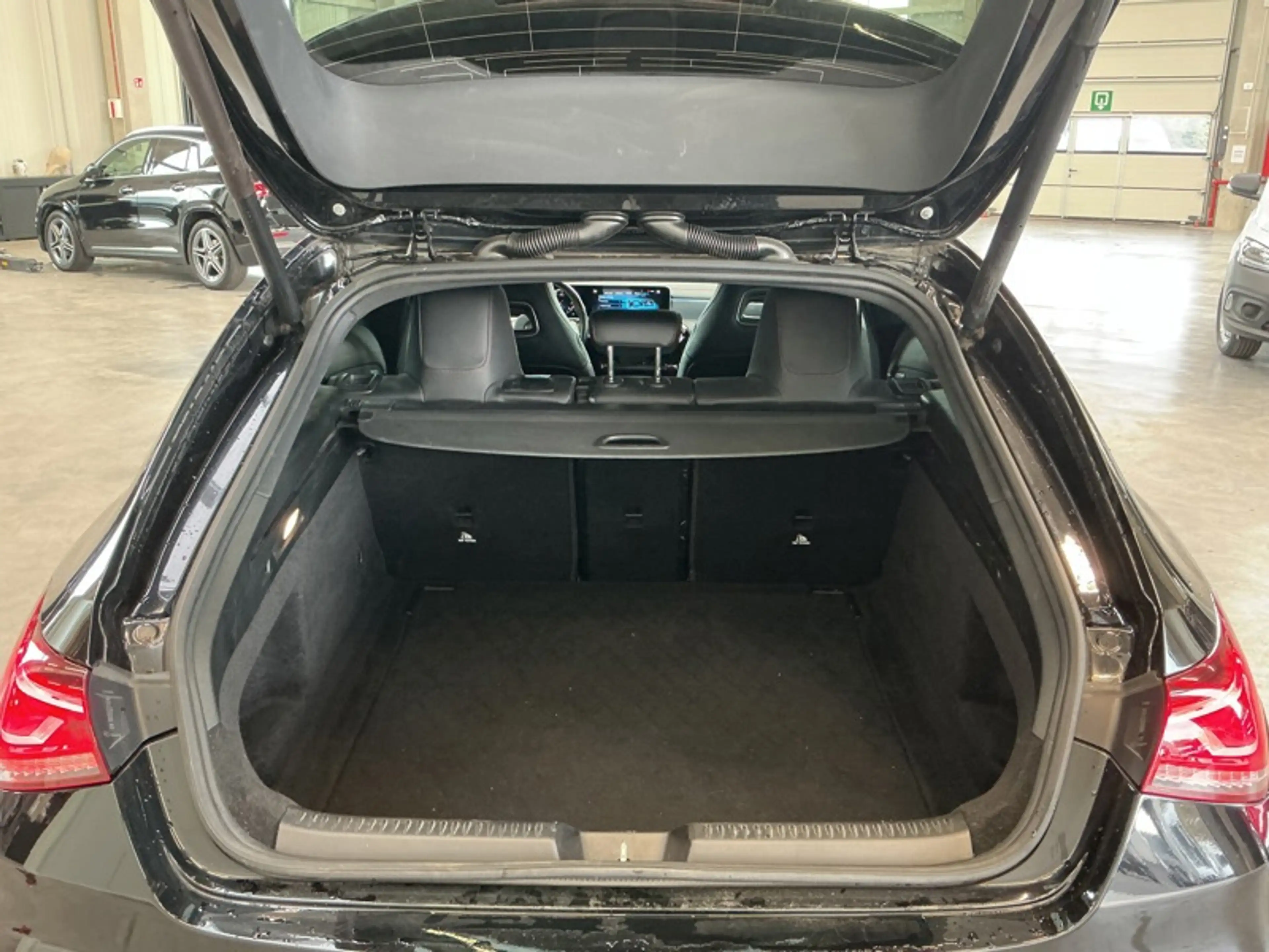 Mercedes-Benz CLA 180 Shooting Brake AMG Line — photo 8
