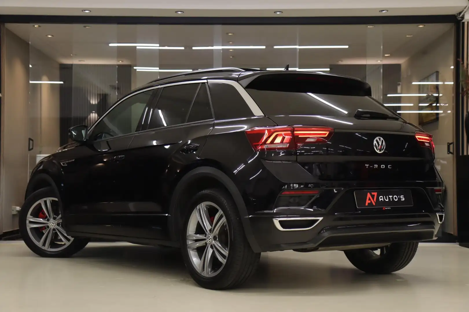 Volkswagen T-Roc 1.5 TSI Sport Business 3X R-Line / PANO/STOELV/LAN Zwart - 2