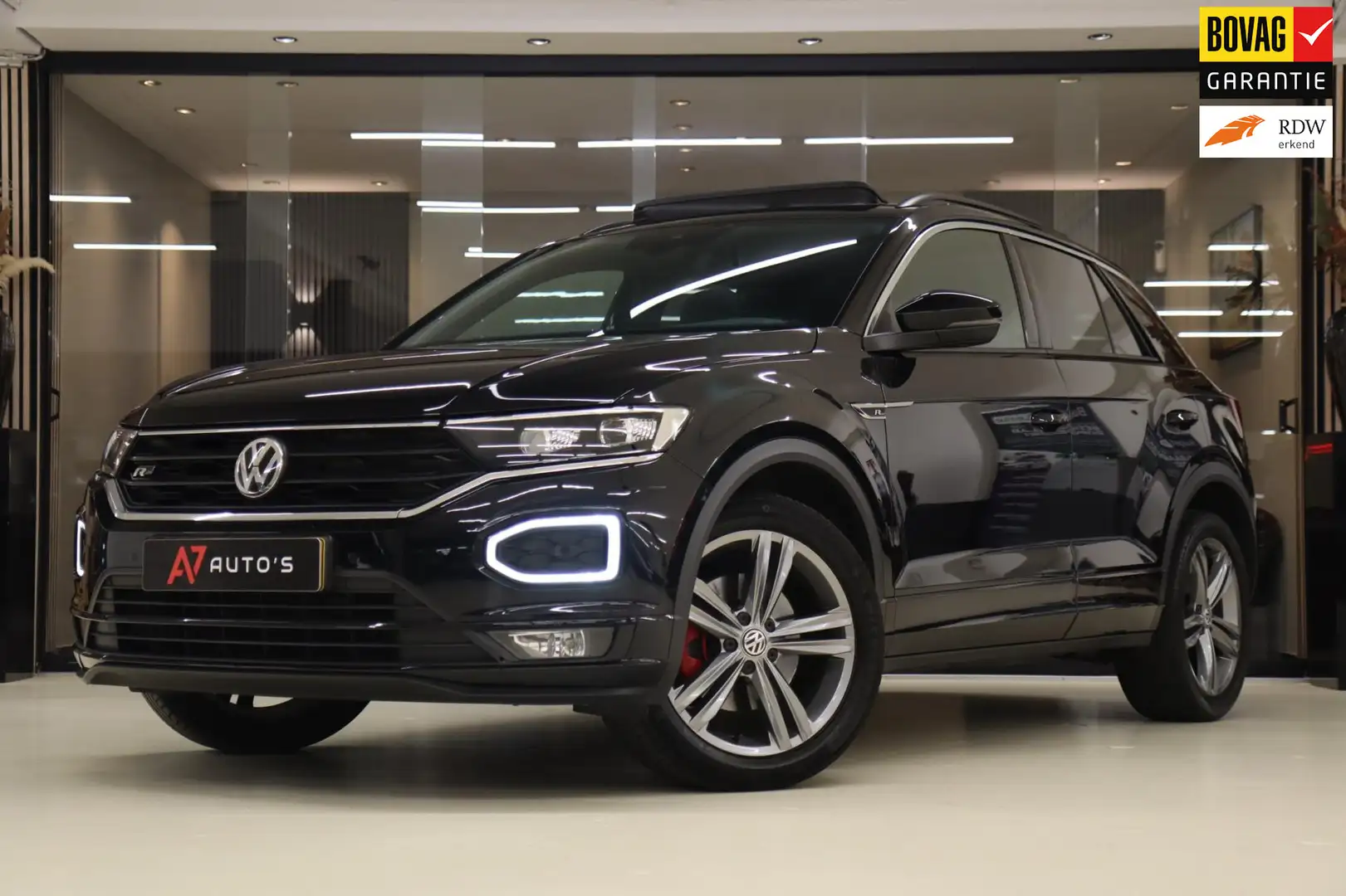Volkswagen T-Roc 1.5 TSI Sport Business 3X R-Line / PANO/STOELV/LAN Zwart - 1