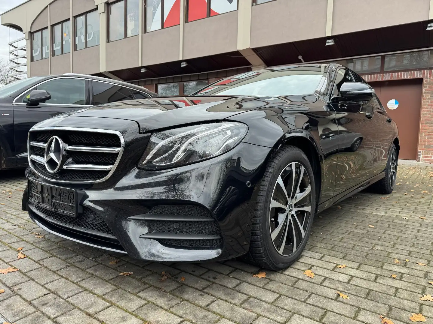 Mercedes-Benz E 300 e  AMG  PANO-LEDER-LED-KAMERA Noir - 1