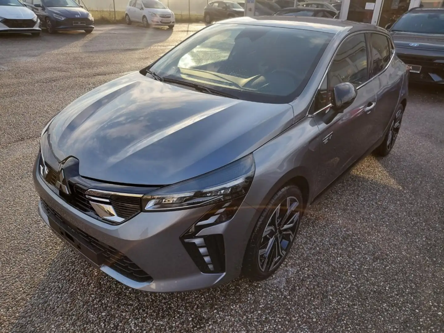 Mitsubishi Colt 1,6 HEV YUKI Intense S+C AT 26 Winterräder Gratis! Gris - 1