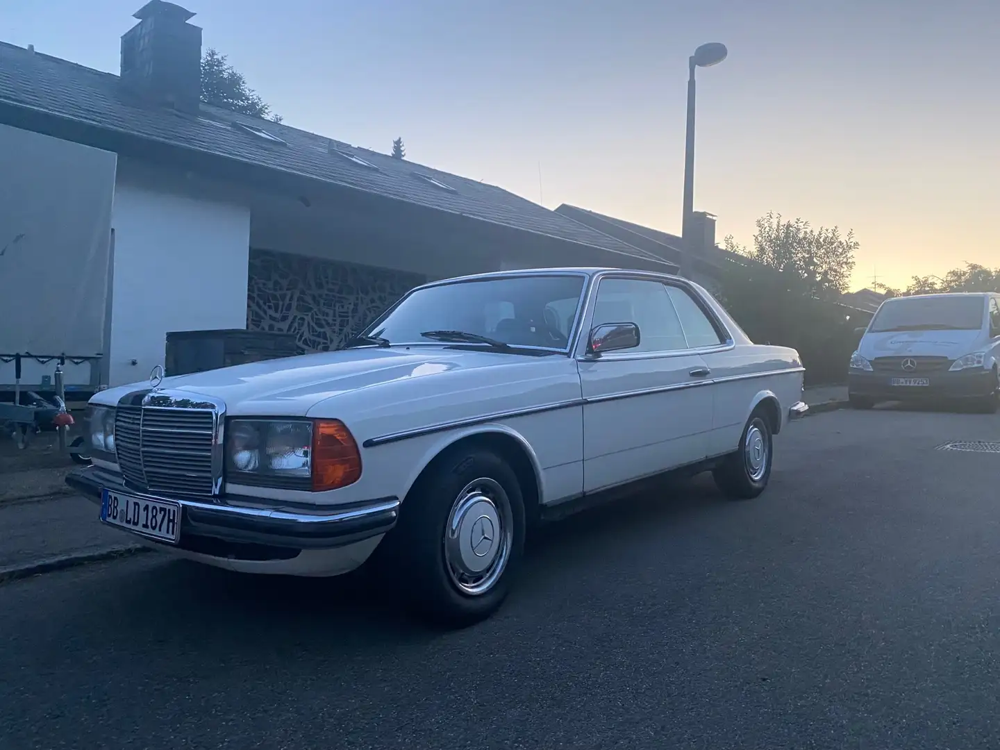 Mercedes-Benz CE 280 Coupe W123 Oldtimer White - 1