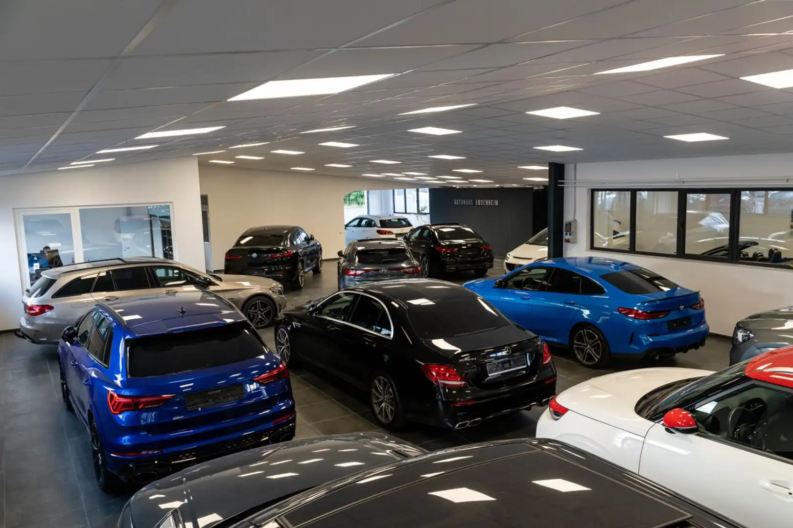 Mercedes-Benz E 400 Lim. 4Matic AMG-Lin /MASSAGE/360/PANO/SOFT Silber - 2