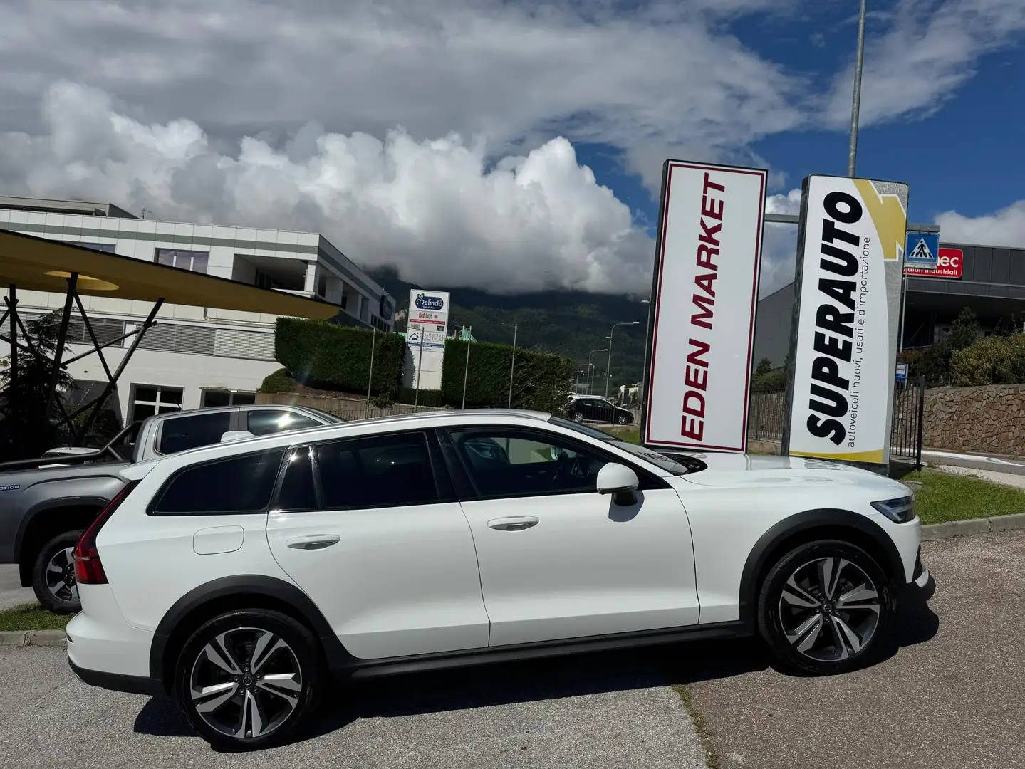 Volvo V60 Cross Country V60 II 2019 Cross Country 2.0 b4 Business Pro awd Wit - 1