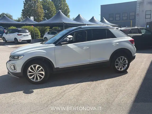 Volkswagen T-Roc view 4