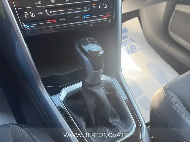 Volkswagen T-Roc view 11