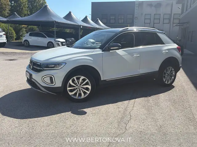 Volkswagen T-Roc view 3