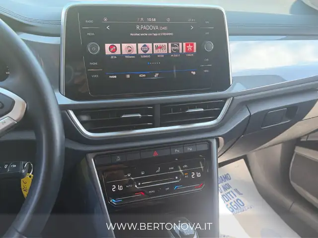 Volkswagen T-Roc view 12