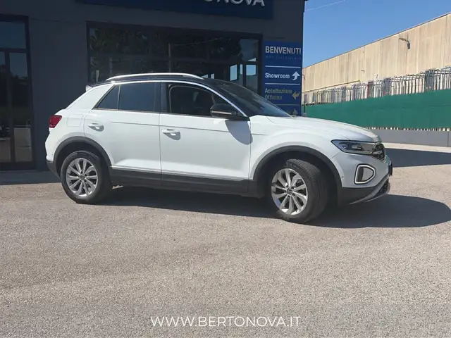 Volkswagen T-Roc view 2