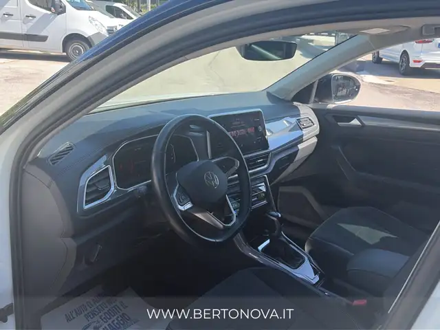 Volkswagen T-Roc view 9