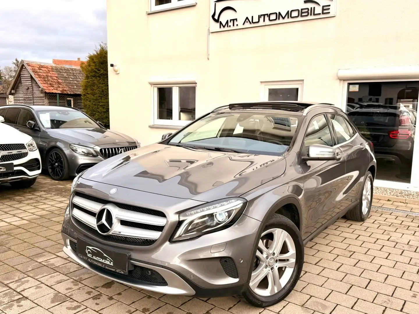 Mercedes-Benz GLA 200 *URBAN*TEMP*NAVI*SHZ*PDC*PANO*KLIMA*T-LED Grau - 1