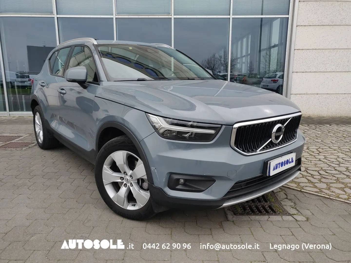 Volvo XC40 2.0 B4 AWD Momentum Automatica Grigio - 1
