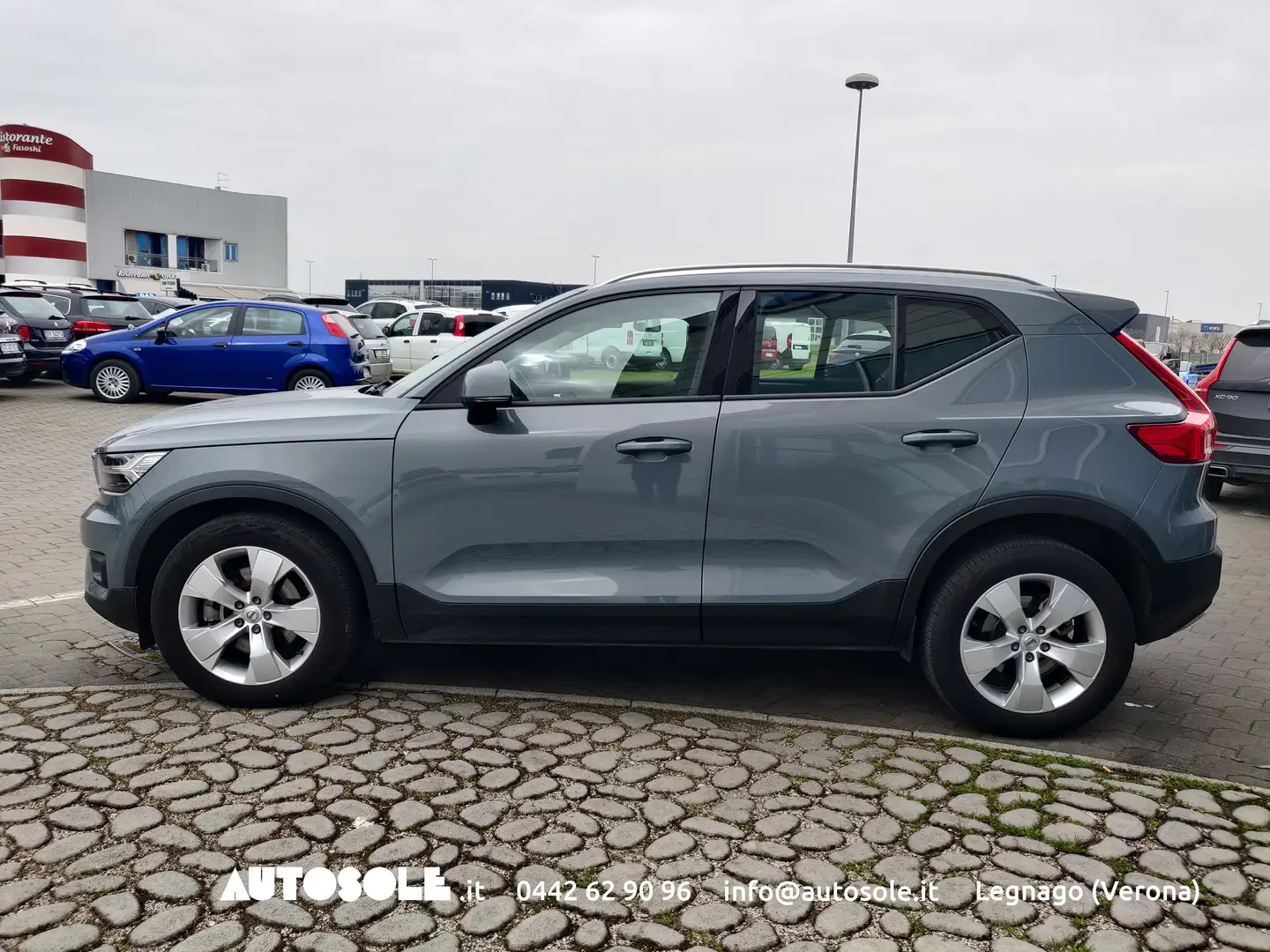 Volvo XC40 2.0 B4 AWD Momentum Automatica Grigio - 2