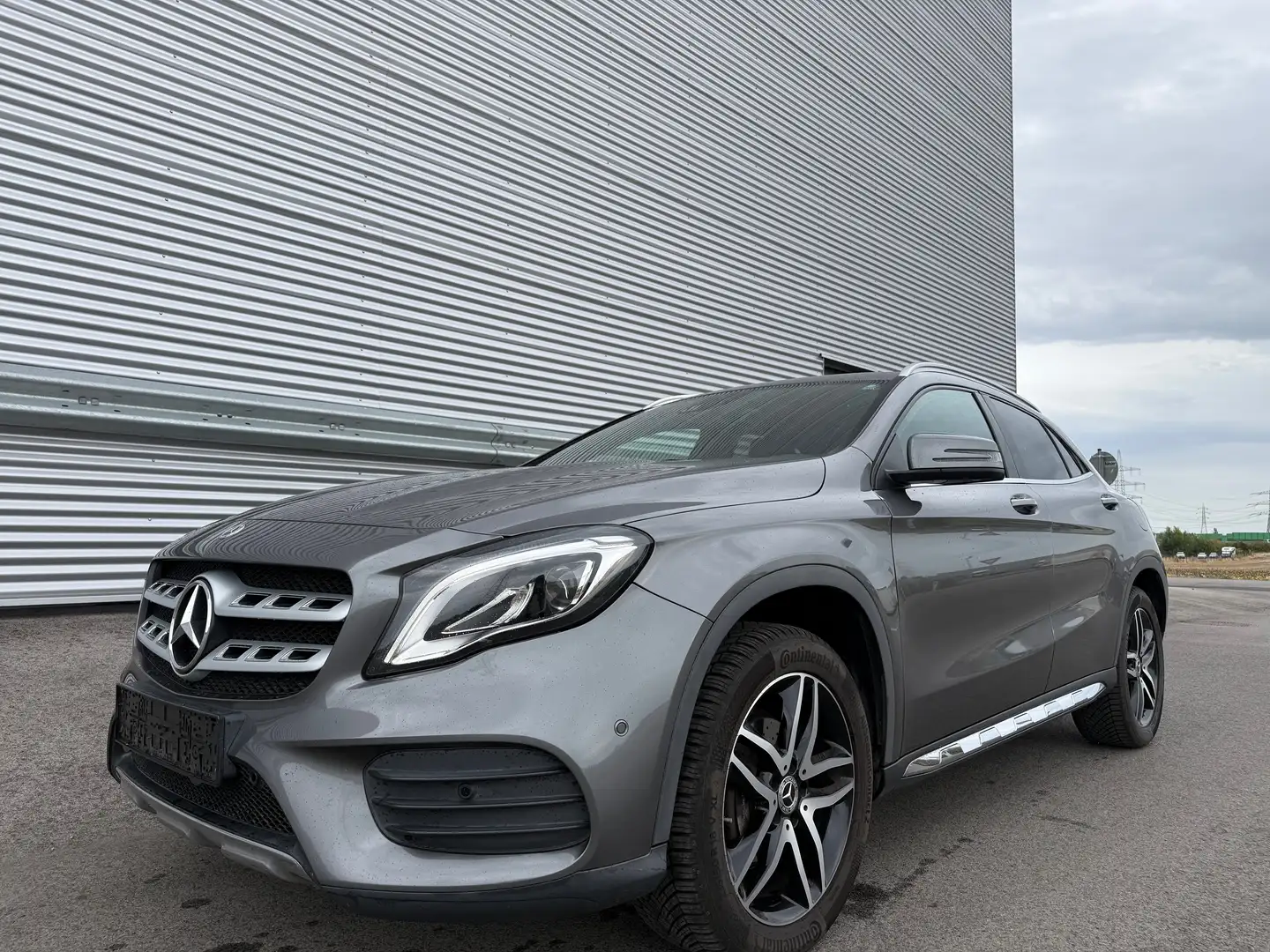 Mercedes-Benz GLA 180 d AMG Aut. Grau - 2