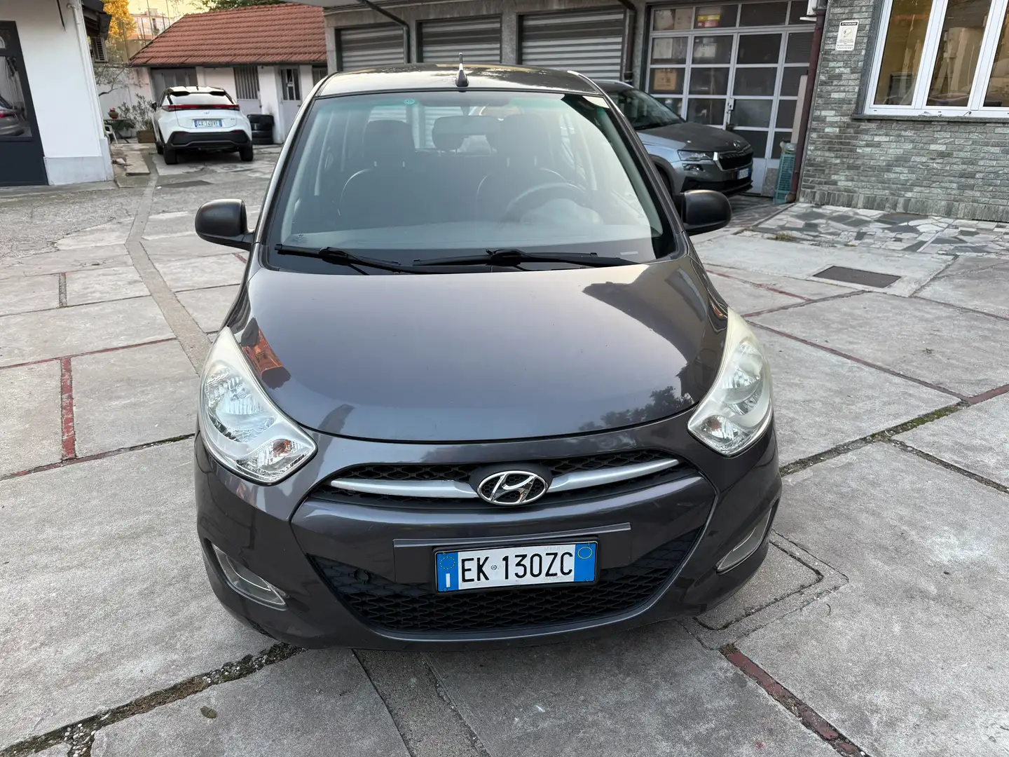 Hyundai i10 i10 1.1 Classic Gris - 1