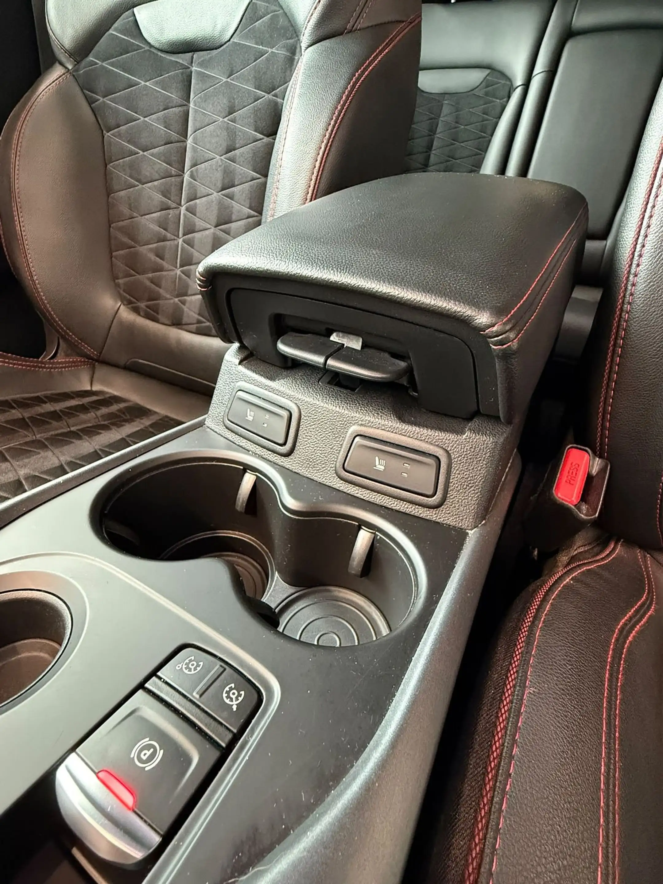 Renault Kadjar TCe 160 EDC GPF BLACK EDITION — photo 12