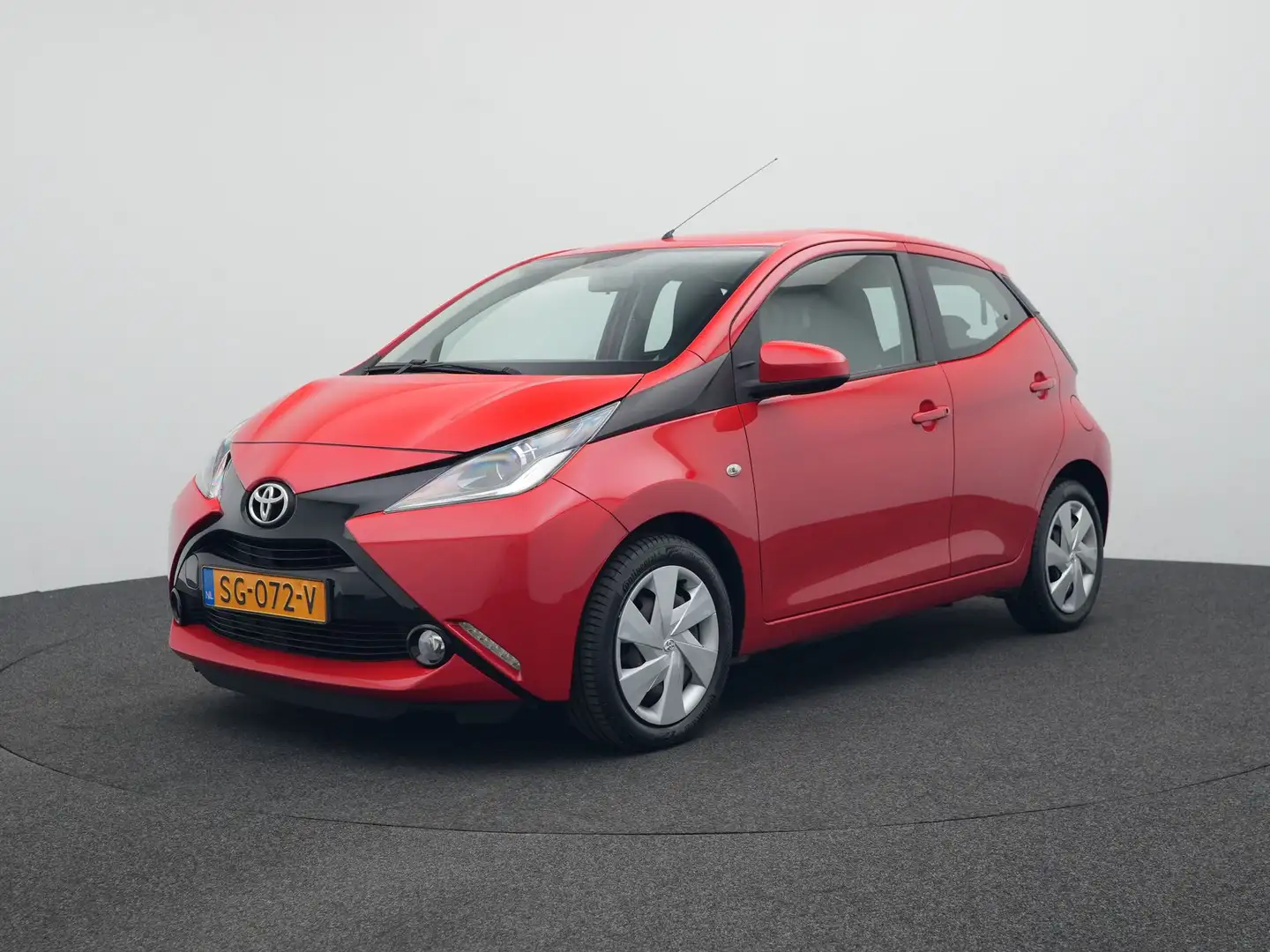 Toyota Aygo 1.0 VVT-i x-play Rouge - 1