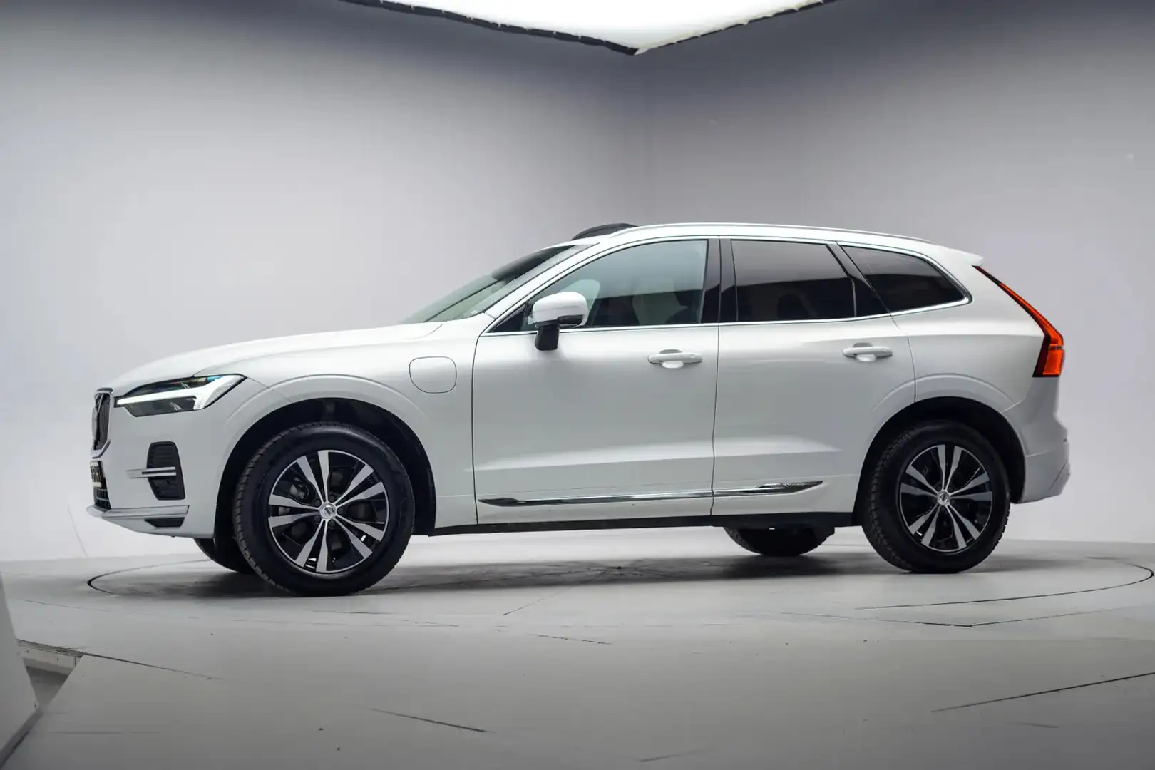 Volvo XC60 T6 Recharge AWD Inscription Expr [ Panorama Trekha Weiß - 2