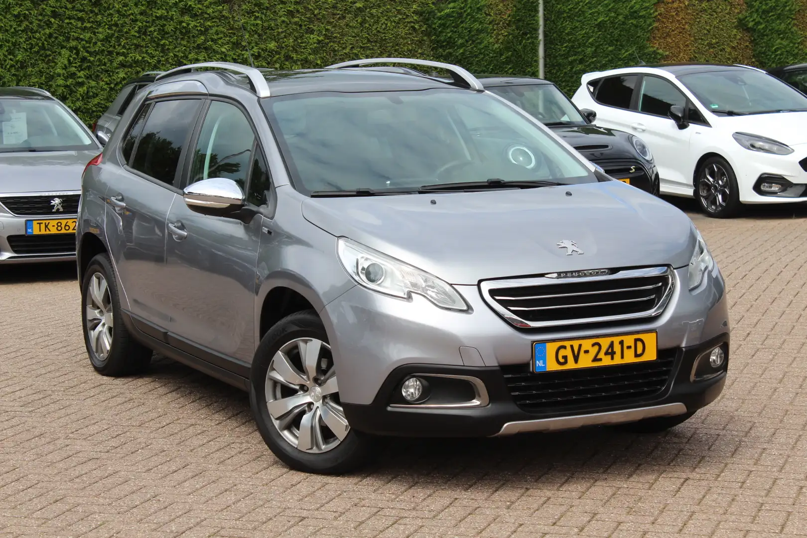 Peugeot 2008 1.2 PureTech Style / Trekhaak / Panoramadak / Navi Grijs - 1