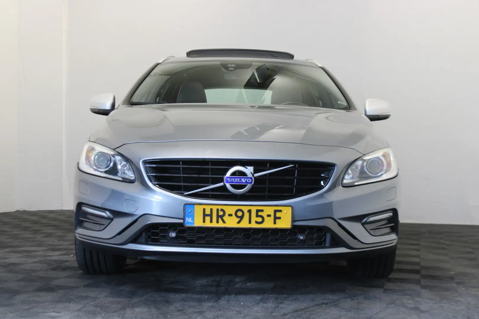 Volvo V60 2.4 D6 Twin Engine R-Design |Pano|Leder|Trekhaak| Šedá - 2