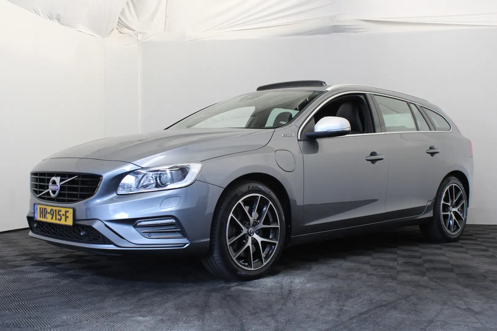 Volvo V60 2.4 D6 Twin Engine R-Design |Pano|Leder|Trekhaak| Šedá - 1