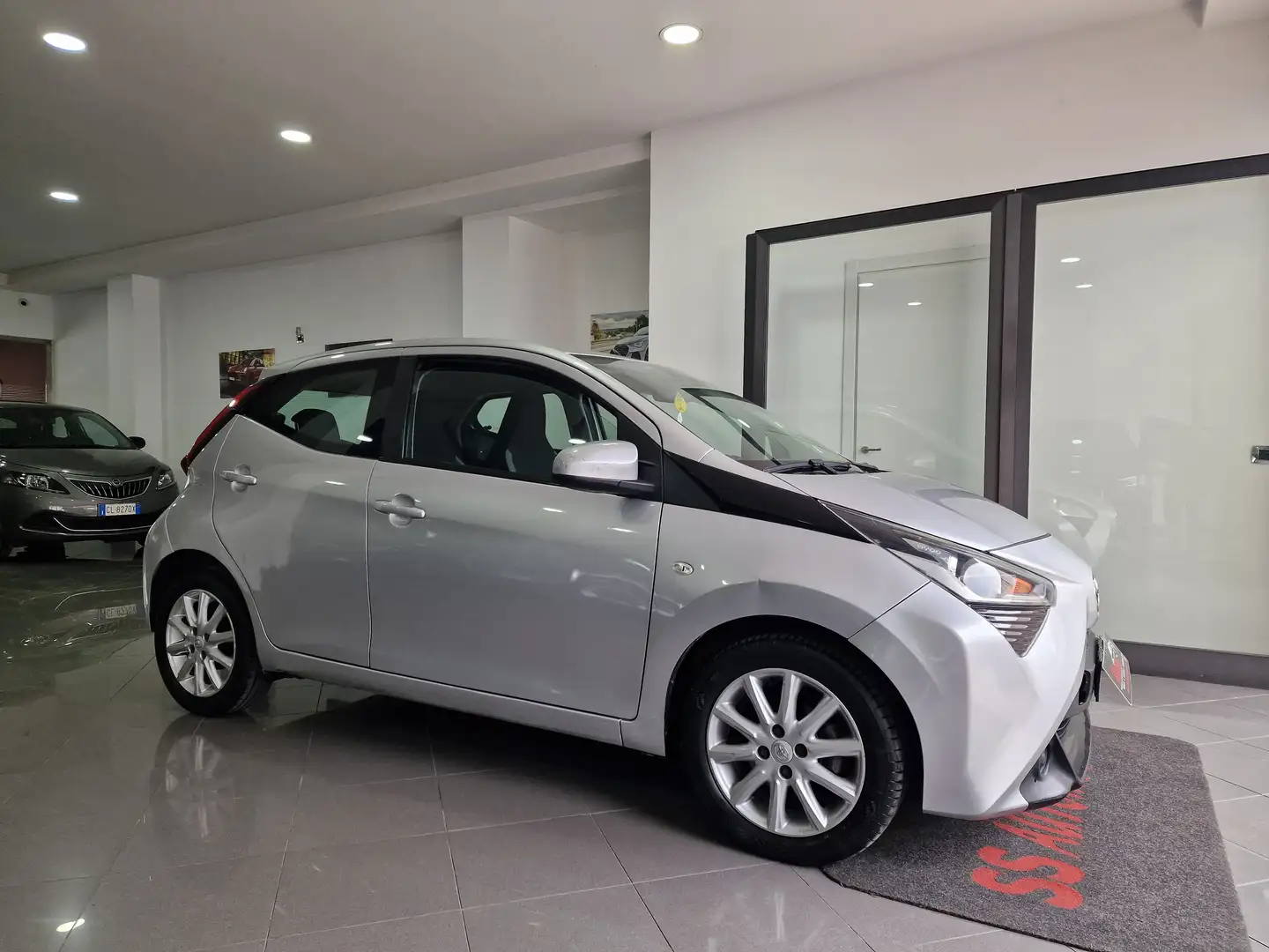 Toyota Aygo Aygo 5p 1.0 x-fun m-mt 72cv Grigio - 1