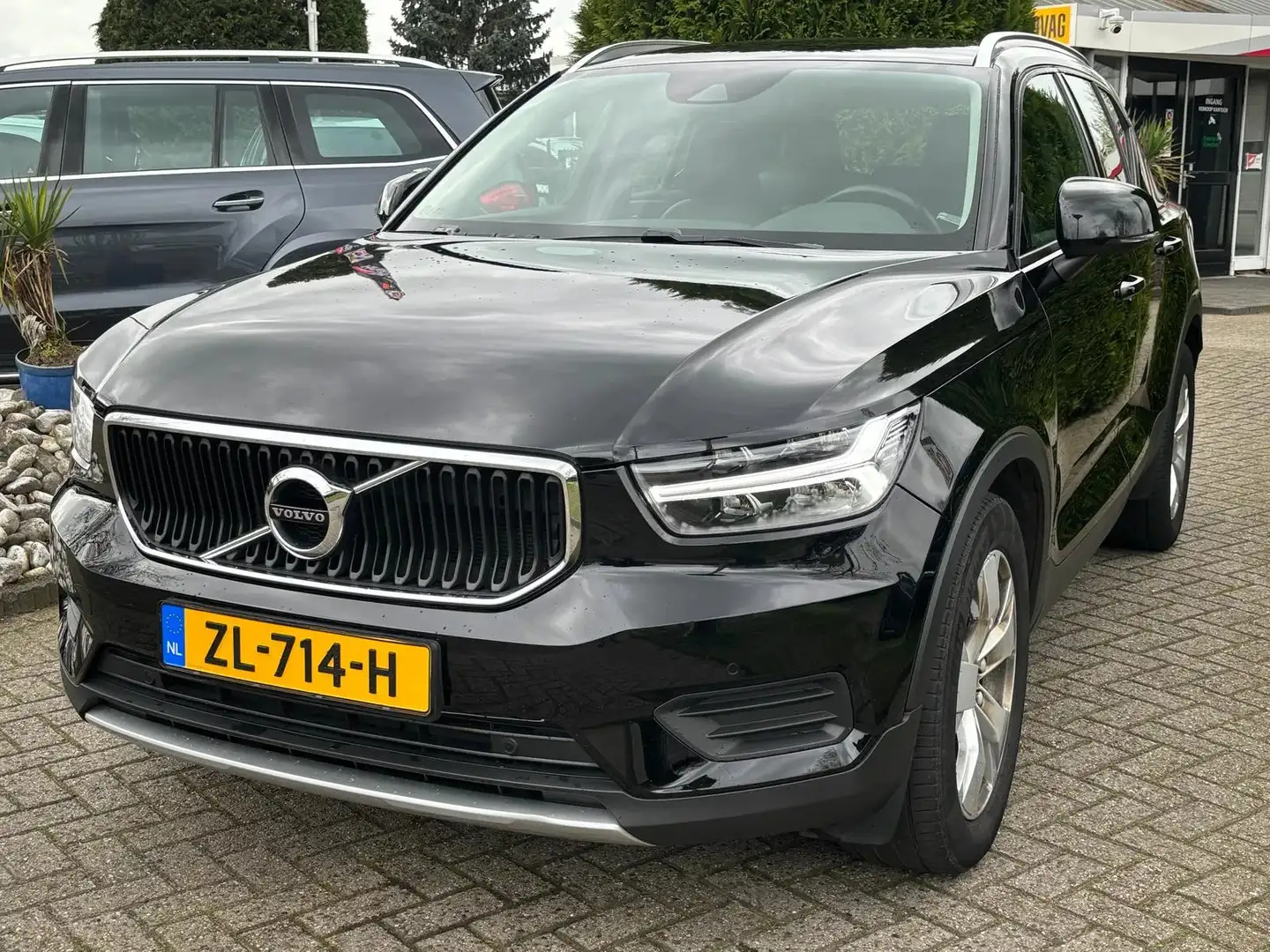 Volvo XC40 2.0 D3 AWD Momentum Automaat 2019 BTW Zwart Zwart - 1
