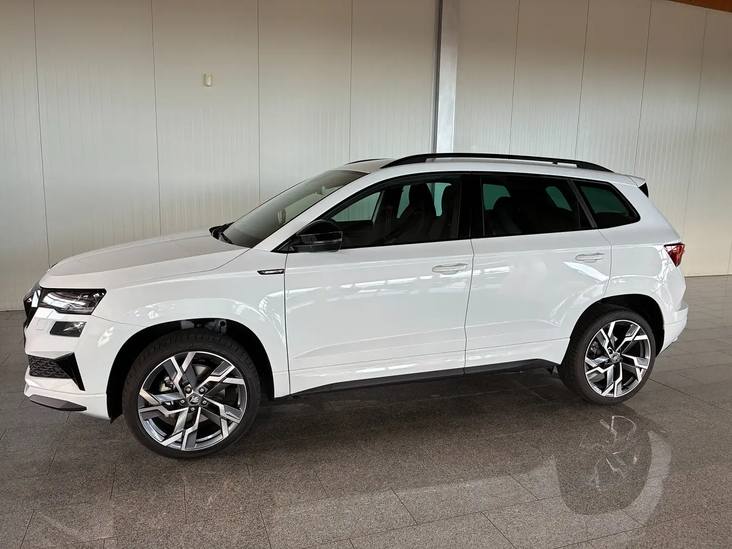 Skoda Karoq Sportline TSI DSG Weiß - 1