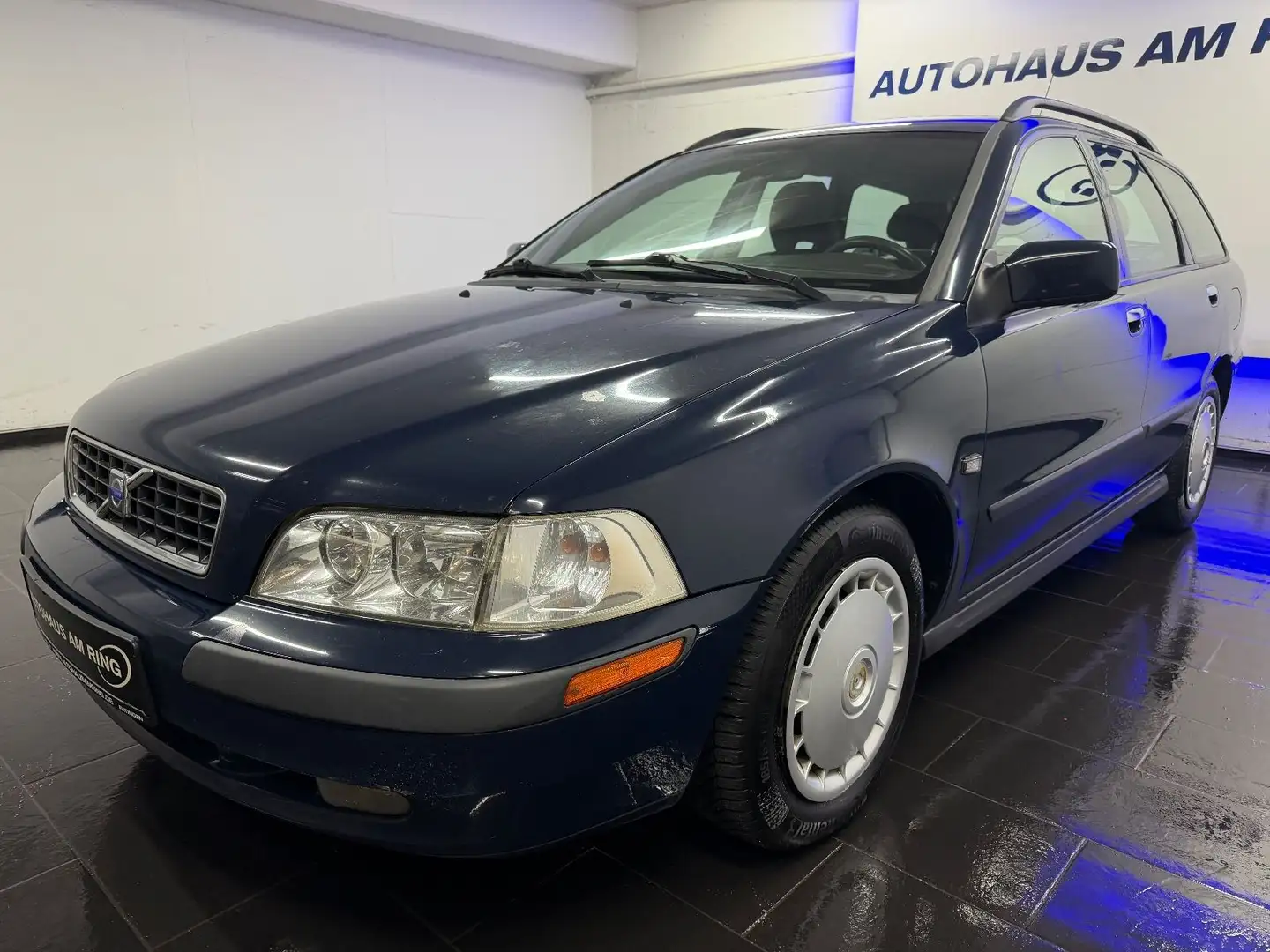 Volvo V40 Comfort Aut TÜV-NEU LEDER KLIMAAUT SZH TEMPO Blau - 2